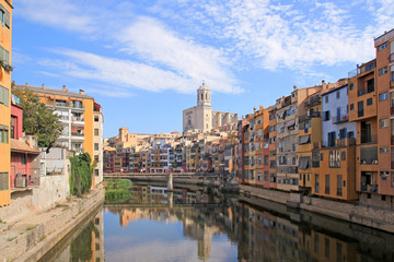 Naklejka na ściany i meble Colorful houses reflected in the water of the river Onyar. Beautiful town of Girona, Catalonia, Spain.