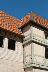 Ein Gebäude wird abgerissen - Die Fenster sind bereits entfernt