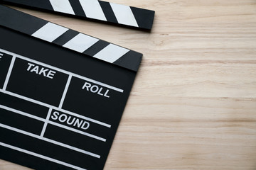 Obraz premium movie clapper on wood table ; film, cinema and vedio photography concept