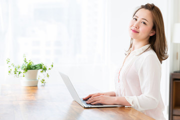 部屋でラップトップコンピューターを見る女性