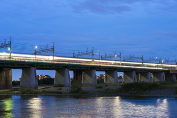 二子玉川鉄橋を通過する電車の光