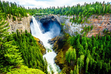 Fototapeta premium Helmcken Falls w Wells Gray Provincial park Kolumbia Brytyjska w Kanadzie z szczytowymi upadkami podczas topnienia wiosennego śniegu