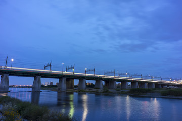二子玉川鉄橋を通過する電車の光