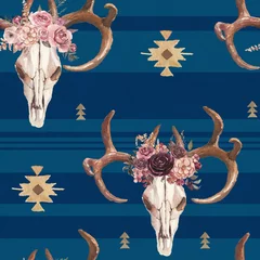 Tapeten Boho Stil Aquarell Boho nahtloses Muster aus Hirschschädel mit Geweih und Blumenarrangement auf gestreiftem blauem Hintergrund