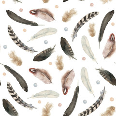 Aquarell Boho nahtloses Muster von Federn und Perlen auf hellem Hintergrund. Indianisches Dekor, Druckelement, böhmische Stammesnavajo, Indianer, Peru, Aztekenverpackung