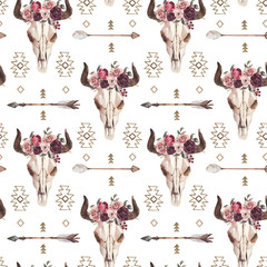 Aquarell Boho nahtloses Muster von Pfeilen, Stierschädel mit Hörnern &amp  Blumenarrangement auf weißem Hintergrund. Indianisches Dekor, Druckelement, böhmische Stammesnavajo, Indianer, Peru, Aztekenverpackung