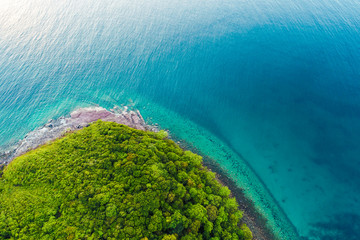 Exotisch idyllisch zee-eiland met groen boombos