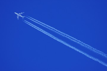 青い空とひこうき雲