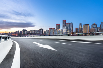 Obraz premium panoramic city skyline with empty asphalt road