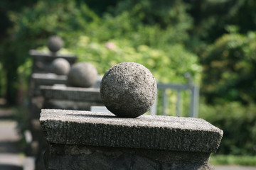 Steinkugeln  - Gartengestaltung - Zaun