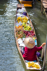 Fototapeta premium Damnoen Saduak floating market in Ratchaburi near Bangkok, Thailand