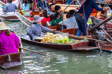 Naklejka premium Damnoen Saduak floating market in Ratchaburi near Bangkok, Thailand