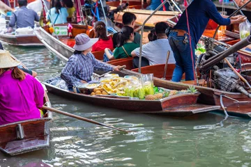 Fotobehang Damnoen Saduak floating market in Ratchaburi near Bangkok, Thailand © Southtownboy Studio