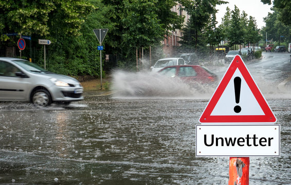 Unwetter Warnschild überflutet Straßen