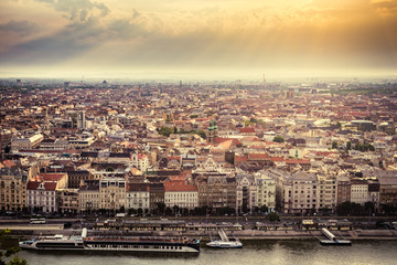 Obraz premium Budapest and the Danube river at morning sunlight