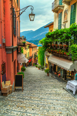 Superbe rue pittoresque avec des maisons colorées et des fleurs à Bellagio