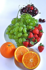 frutta fresca pronta da mangiare, arancia, fragola, ciliegia, uva