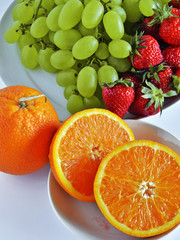 frutta fresca pronta da mangiare, arancia, fragola, ciliegia, uva