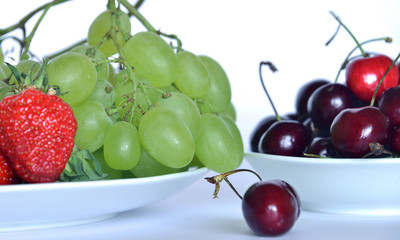 frutta fresca pronta da mangiare, arancia, fragola, ciliegia, uva