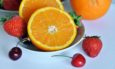 frutta fresca pronta da mangiare, arancia, fragola, ciliegia, uva