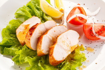 Grilled chicken fillet and vegetables