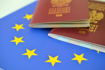 Dokumenty paszportowe i symbol UE - obrazy, fototapety, plakaty
