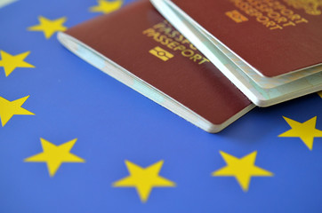 Dokumenty paszportowe i symbol UE - obrazy, fototapety, plakaty