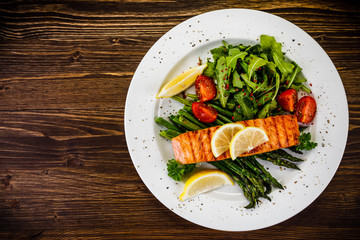 Grilled salmon and asparagus