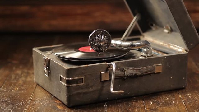 Playing vinyl records on a retro gramophone, potefone