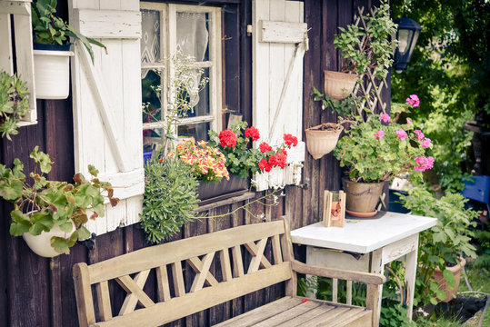 Ein Garten mit H&uuml;tte mit Blumen im Sommer