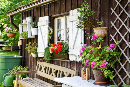 Ein Garten mit H&uuml;tte mit Blumen im Sommer
