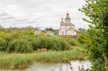 Fototapeta na wymiar Church of Elijah the Prophet on Ivanova mountain before the storm in Suzdal