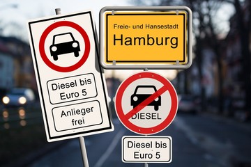 Diesel Fahrverbot Hamburg - Ortsschild Hamburg mit dem Verbotsschild Diesel Fahrverbot bis Euro 5 - Anlieger frei - straßenverkehr im hintergrund