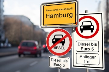 Diesel Fahrverbot Innenstadt Hamburg - Ortsschild Hamburg mit dem Verbotsschild Diesel Fahrverbot bis Euro 5 - Anlieger frei