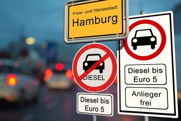 
Diesel Fahrverbot Innenstadt Hamburg - Ortsschild Hamburg mit dem Verbotsschild Diesel Fahrverbot...