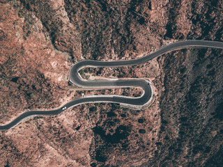 Kurven Strasse von Oben Serpentine winding Road über den wolken im Nebel  Abenteuer Reisen