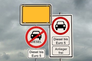 Diesel Fahrverbot - leeres Ortsschild mit dem zusätzlichen Verbotszeichen Dieselfahrverbot bis Euro 5 - Anlieger frei - Platz für eigenen Eintrag im Ortsschild