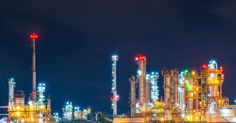 Obraz na płótnie Canvas Oil and gas refinery plant area at twilight