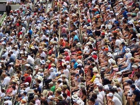 Foule de spectateurs assis dans les tribunes de Roland-Garros, &agrave; Paris (France)