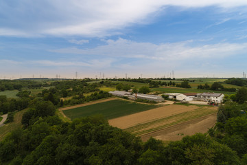 Luftaufnahme eines Aussiedlerhofes in der Landschaft