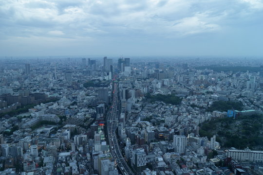 夕暮れの空と東京の街並み
