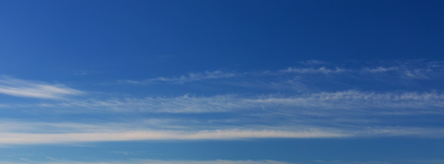 Obraz premium banner white clouds against a blue sky