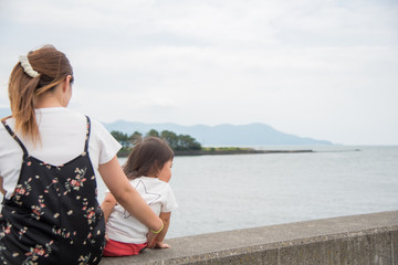 海を眺める親子