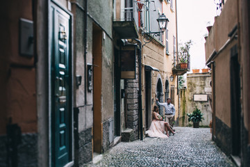 Fototapeta premium Walking newlyweds in nature. Walk the groom and the bride in the city.