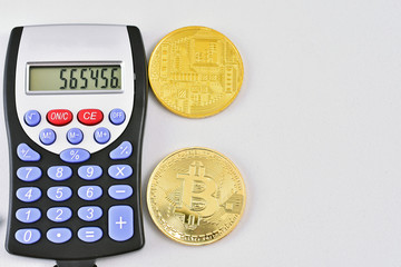calculadora sobre dinero con billetes, monedas y bitcoins - obrazy, fototapety, plakaty