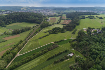 Luftbild Wiesen und Felder im Frühling