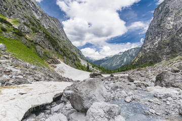 Berglandschaft, Schnee, Strom, blauer Himmel