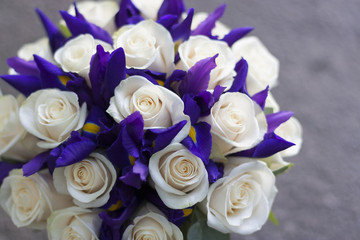 Стильный бкет цветов из роз и ирисов крупным планом