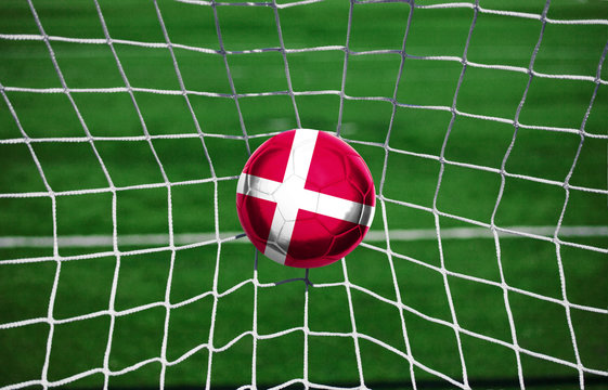 Fussball mit dänischer Flagge