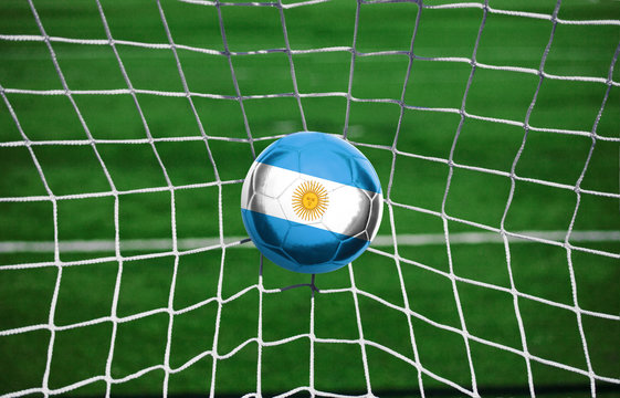 Fussball mit argentinischer Flagge
